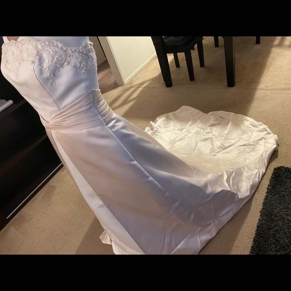 Beautiful cream and champagne wedding dress in excellent pre-loved condition.